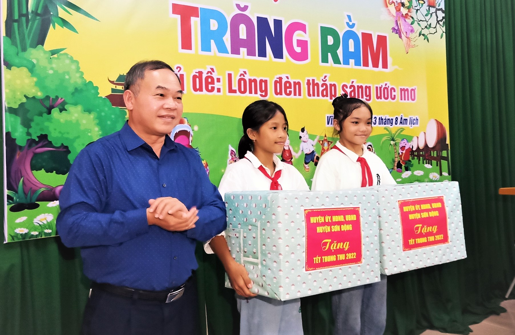 Đồng chí Đỗ Văn Cầm tặng quà Tết trung thu cho trẻ em có hoàn cảnh khó khăn  xã Vĩnh An - Chi tiết tin tức - Huyện Sơn Động