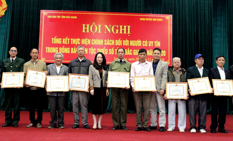 Bắc Giang: Khen thưởng người có uy tín trong đồng bào dân tộc thiểu số