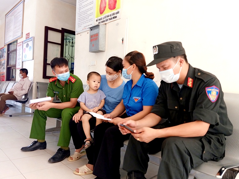 Bộ Y tế tặng Bằng khen cho 2 chiến sĩ công an hiến máu cứu trẻ em trong vùng dịch