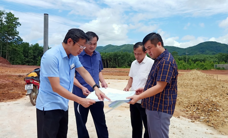 Phó Chủ tịch UBND huyện Lê Đức Thắng kiểm tra tiến độ xây dựng nông thôn mới tại xã Long Sơn