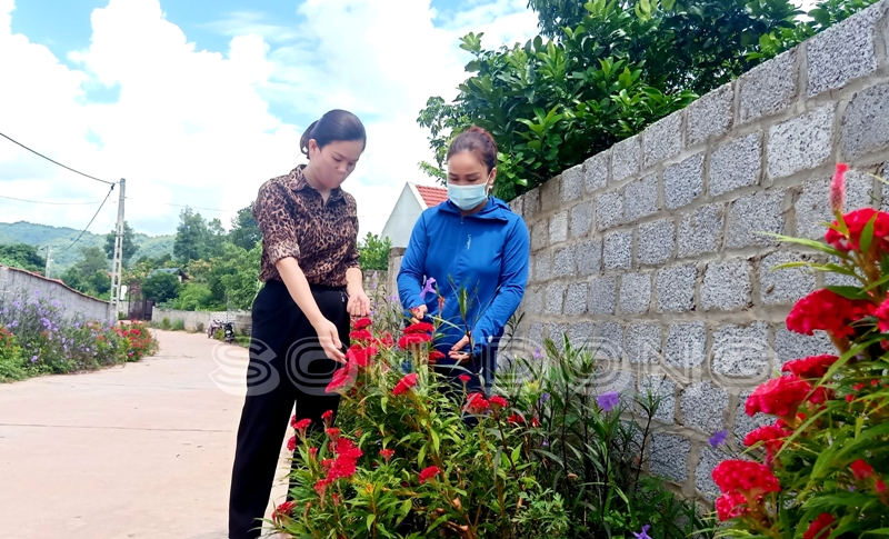 Phụ nữ Sơn Động: Biến điểm tồn lưu rác thải thành đường hoa