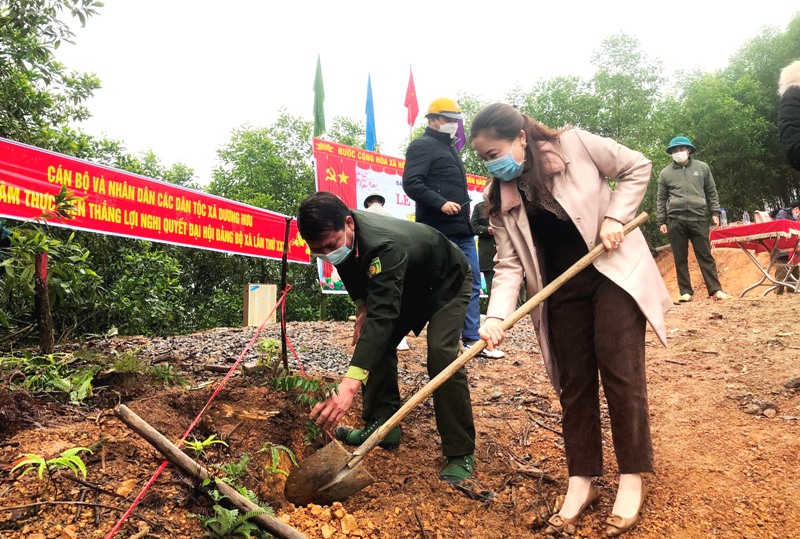 Phó Chủ tịch Thường trực HĐND huyện Chu Thị Toan dự lễ phát động Tết trồng cây tại Khu di tích lịch sử Đồi Nương Khoai