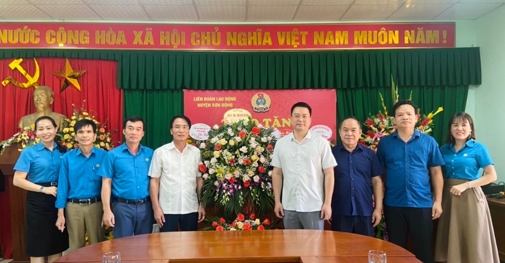 Lãnh đạo huyện Sơn Động chúc mừng Ngày thành lập Công đoàn Việt Nam