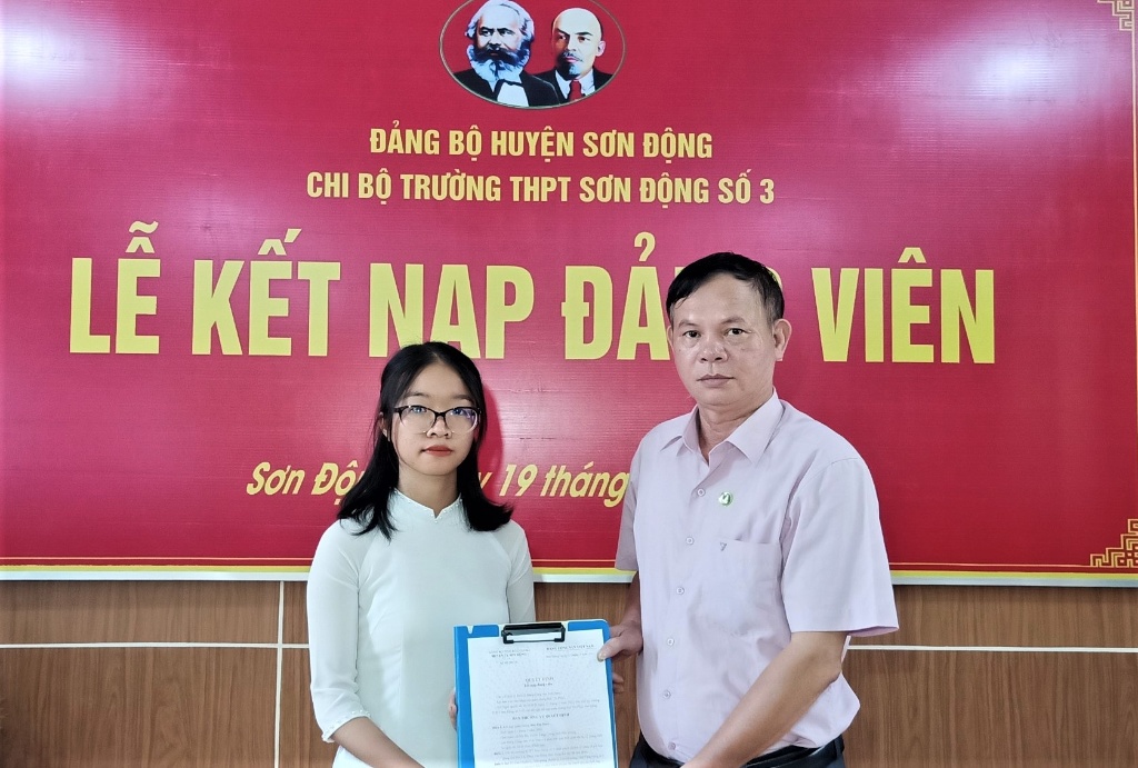 Học sinh đầu tiên Trường THPT Sơn Động số 3 vinh dự được kết nạp vào Đảng