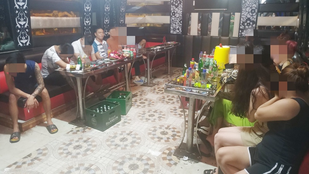 Triệt phá tụ điểm chứa mại dâm núp bóng quán Karaoke ở thị trấn Tây Yên Tử