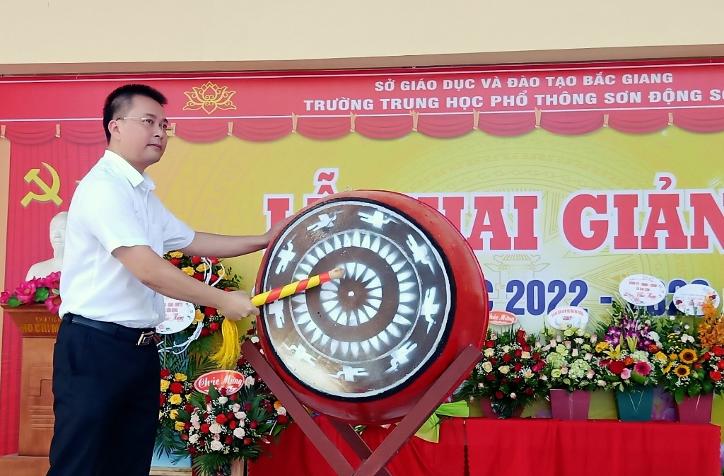 Bí thư Huyện ủy Ngụy Văn Tuyên đánh trống khai giảng năm học mới tại Trường THPT Sơn Động số 2