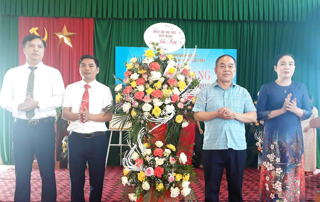 Đồng chí Đỗ Văn Cầm dự Lễ khai giảng tại Trường THCS Lệ Viễn