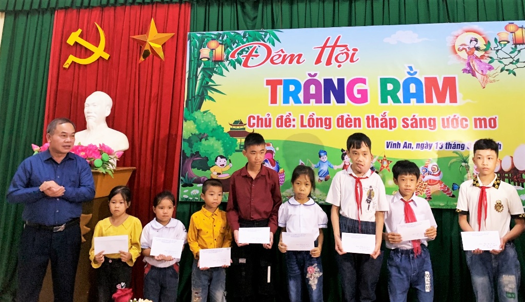 Đồng chí Đỗ Văn Cầm tặng quà Tết trung thu cho trẻ em có hoàn cảnh khó khăn xã Vĩnh An