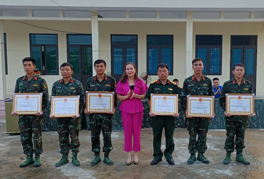 Phó Chủ tịch HĐND huyện Chu Thị Toan tặng quà động viên Trung đoàn 18 hành quân dã ngoại kết hợp làm công tác dân vận tại Sơn Động