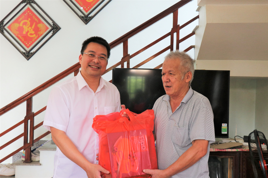 Bí thư Huyện uỷ Ngụy Văn Tuyên thăm, tặng quà người cao tuổi tiêu biểu