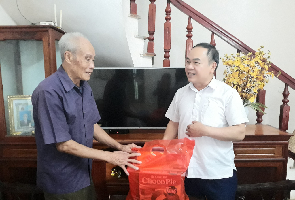 Đồng chí Đỗ Văn Cầm, Phó bí thư Thường trực Huyện uỷ tặng quà Người cao tuổi