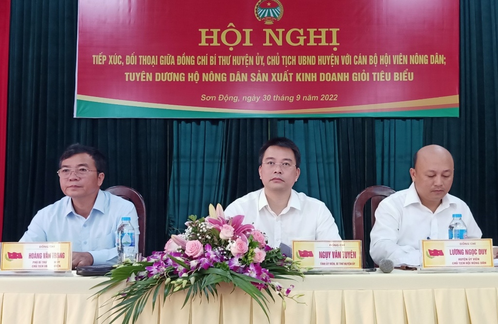 Bí thư Huyện uỷ, Chủ tịch UBND huyện Sơn Động đối thoại với cán bộ, hội viên nông dân