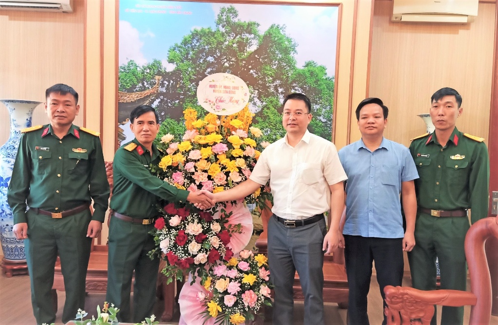 Bí thư Huyện ủy Ngụy Văn Tuyên chúc mừng các doanh nghiệp, doanh nhân