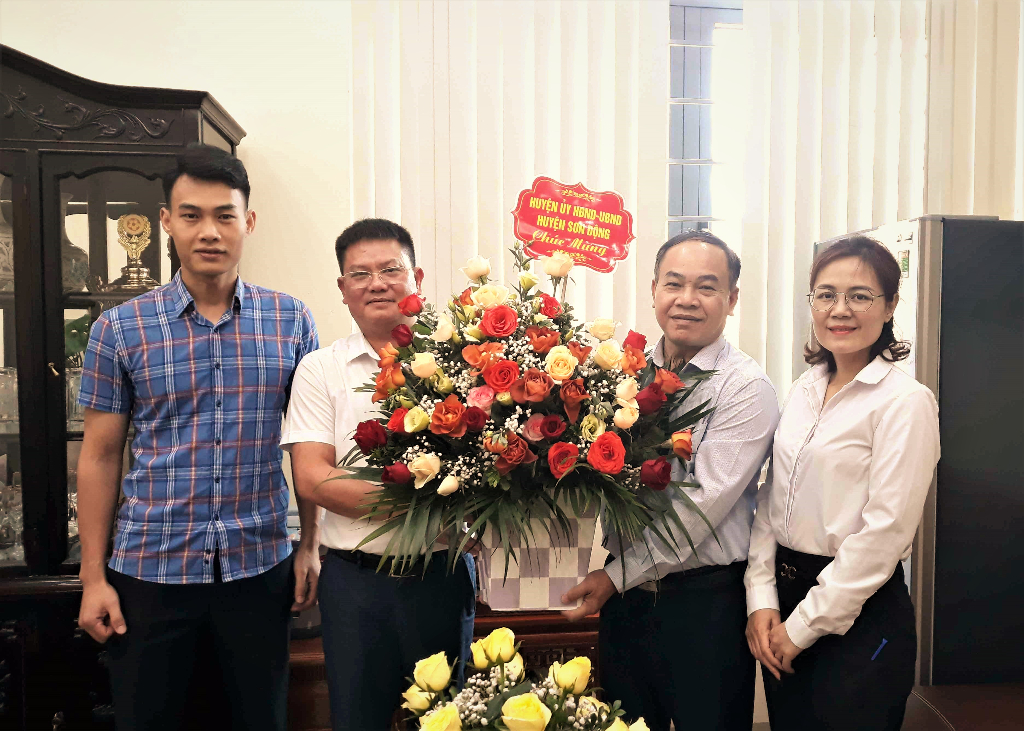 Đồng chí Đỗ Văn Cầm Phó Bí thư Thường trực Huyện ủy, Chủ tịch HĐND huyện thăm chúc mừng doanh nghiệp