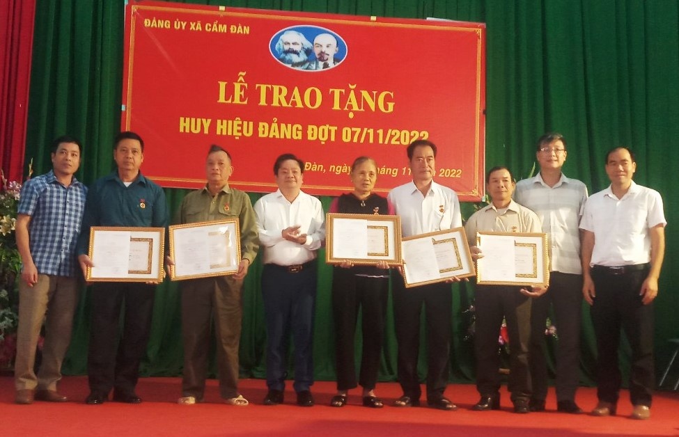 Trưởng Ban tổ chức Huyện uỷ trao Huy hiệu Đảng cho đảng viên tại Đảng bộ xã Cẩm Đàn