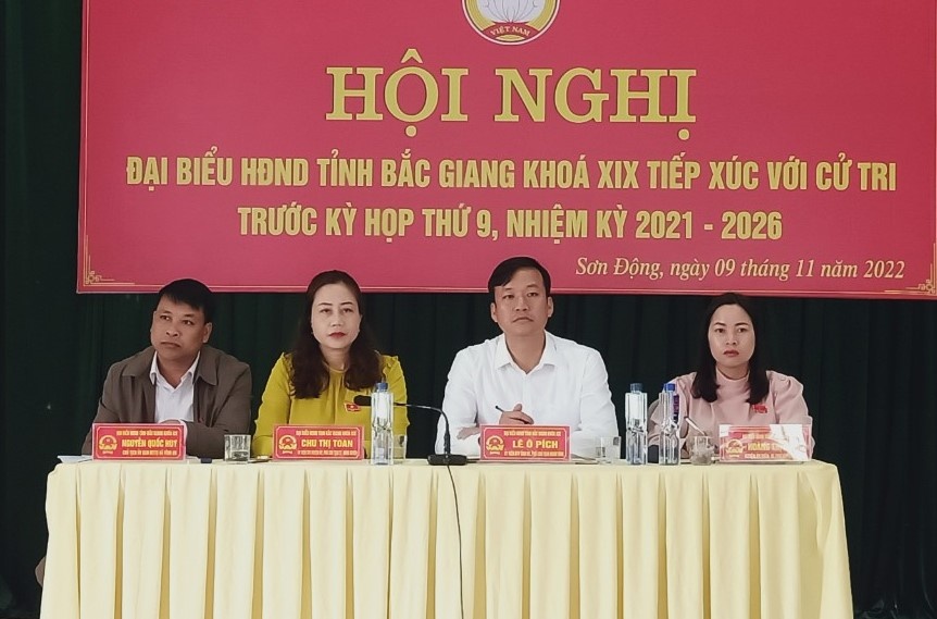 Phó Chủ tịch UBND tỉnh Lê Ô Pích tiếp xúc cử tri tại huyện Sơn Động