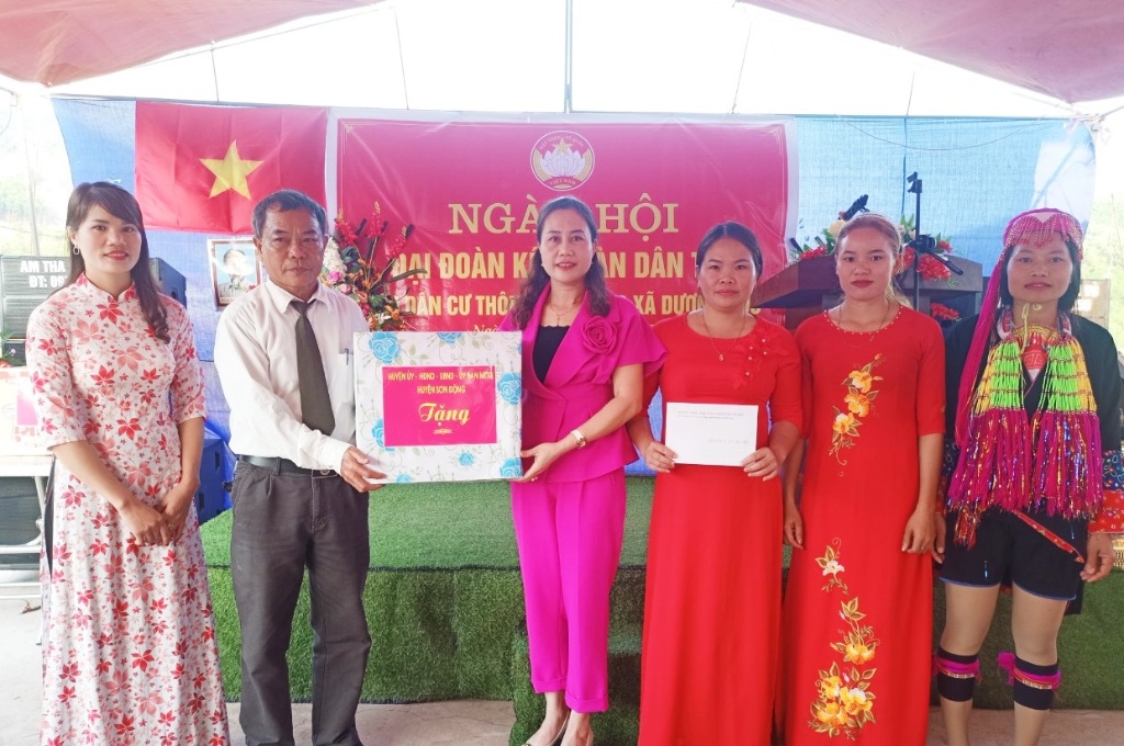 Phó Chủ tịch HĐND huyện Chu Thị Toan dự Ngày hội Đại đoàn kết tại thôn Đồng Làng, xã Dương Hưu