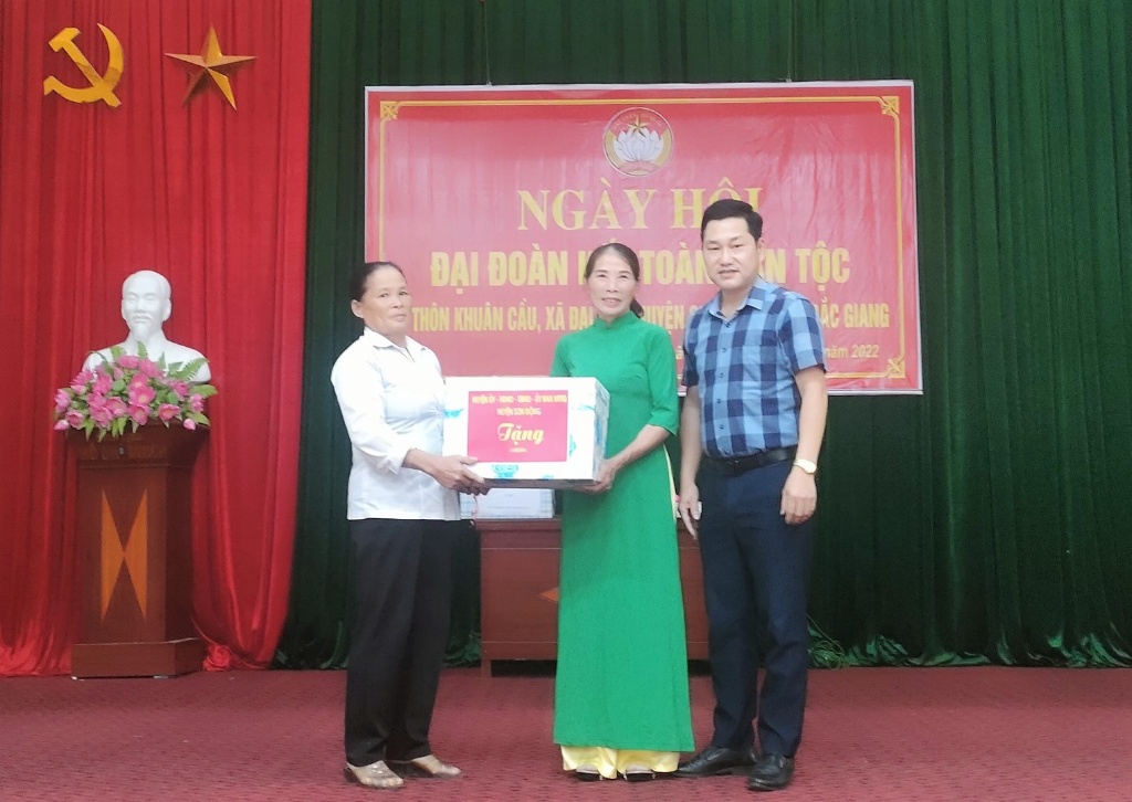 Trưởng Ban Tuyên giáo Huyện uỷ Chiêu Minh Tân dự Ngày hội Đại đoàn kết tại Đại Sơn