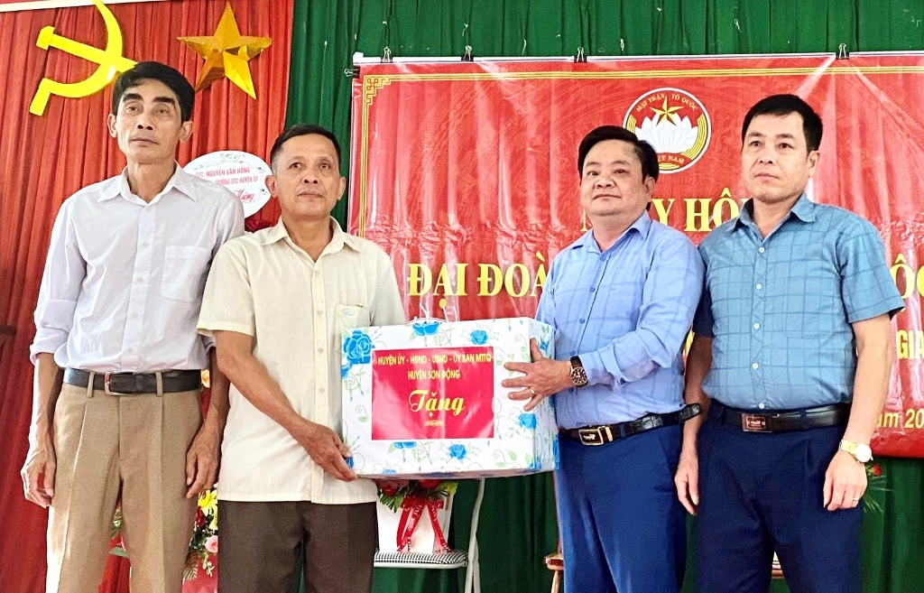 Trưởng Ban Tổ chức Huyện uỷ Nguyễn Văn Hồng dự Ngày hội Đại đoàn kết tại xã Cẩm Đàn