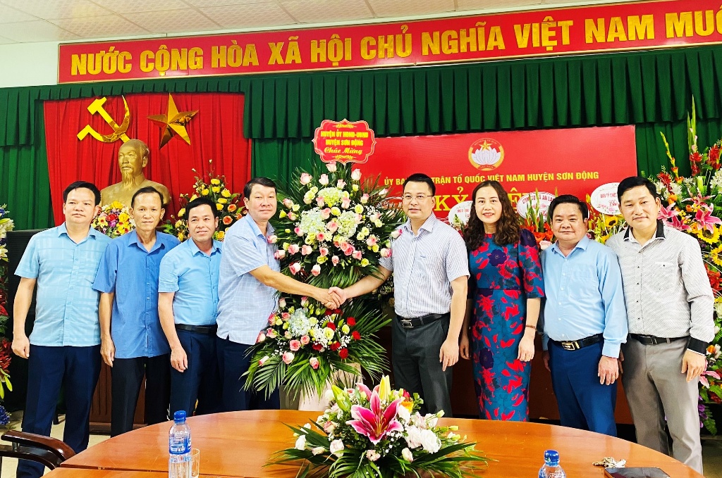 Bí thư Huyện ủy Ngụy Văn Tuyên chúc mừng cán bộ làm công tác mặt trận nhân ngày truyền thống MTTQ Việt Nam