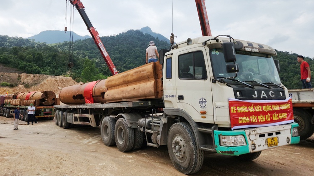 Vận chuyển gỗ xây dựng tháp chuông chùa Tây Yên Tử