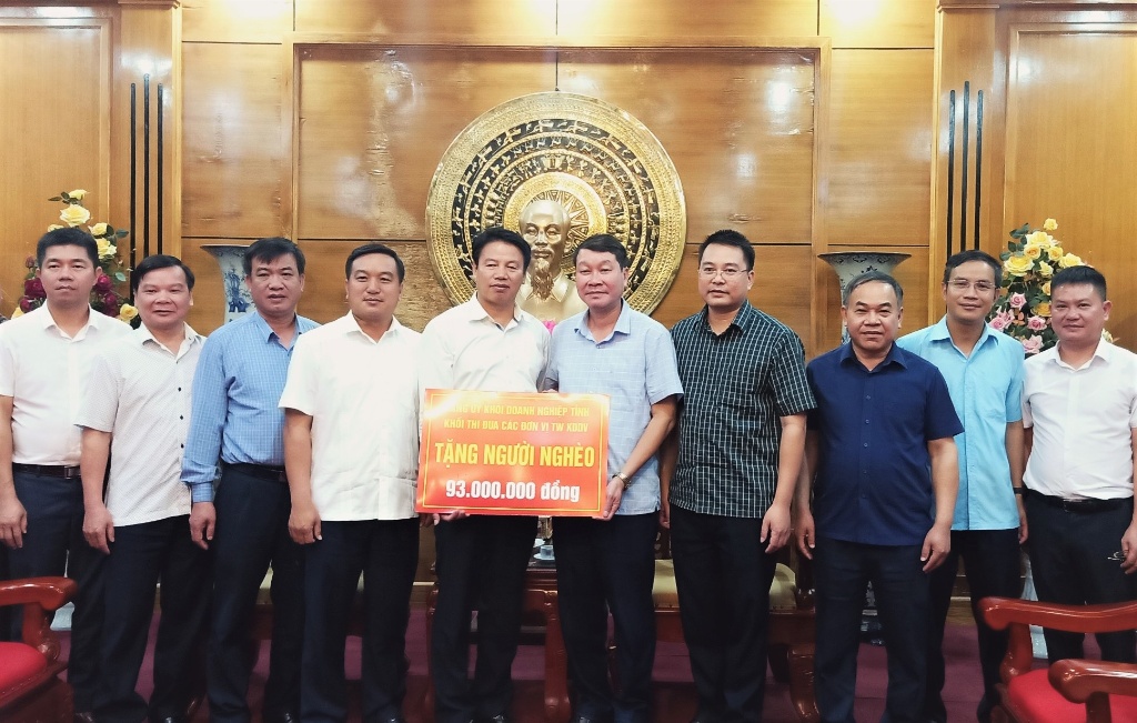 Đảng uỷ Khối Doanh nghiệp tỉnh trao 93 triệu đồng ủng hộ người nghèo huyện Sơn Động