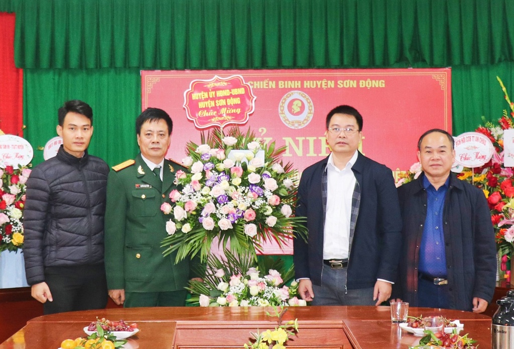 Lãnh đạo huyện Sơn Động tặng hoa chúc mừng Ngày thành lập Hội Cựu chiến binh Việt Nam