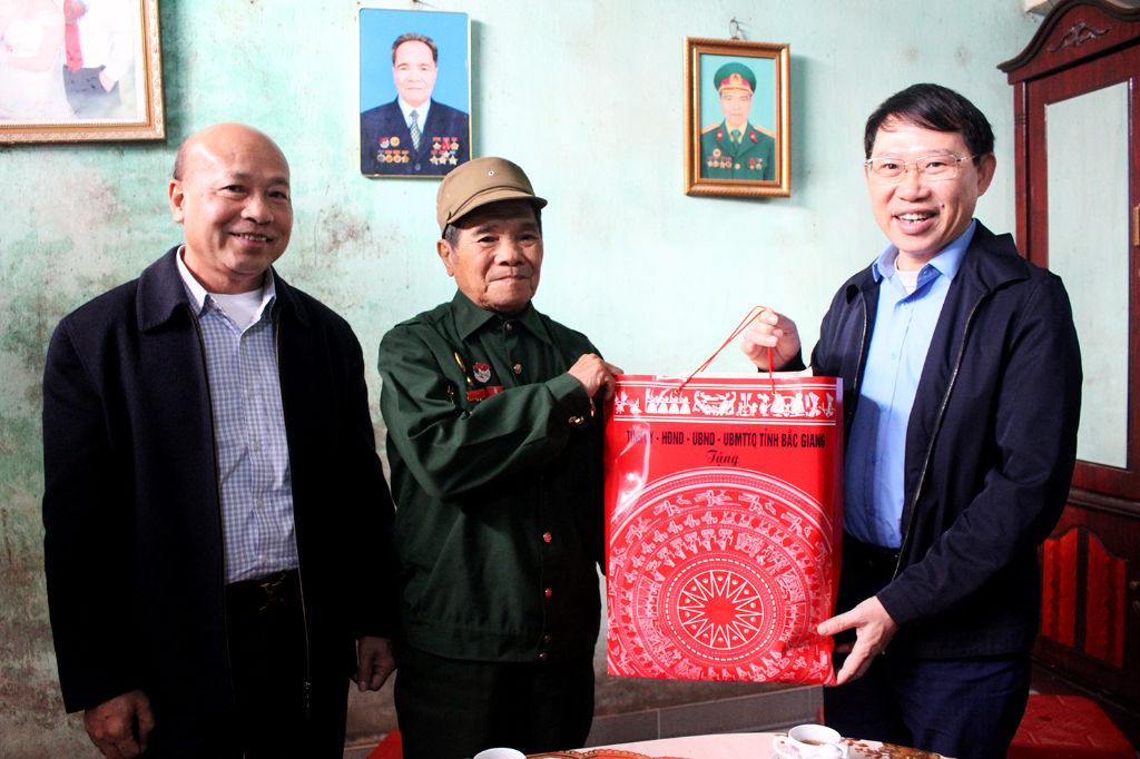 Chủ tịch UBND tỉnh Lê Ánh Dương tặng quà Tết người có công tại huyện Sơn Động