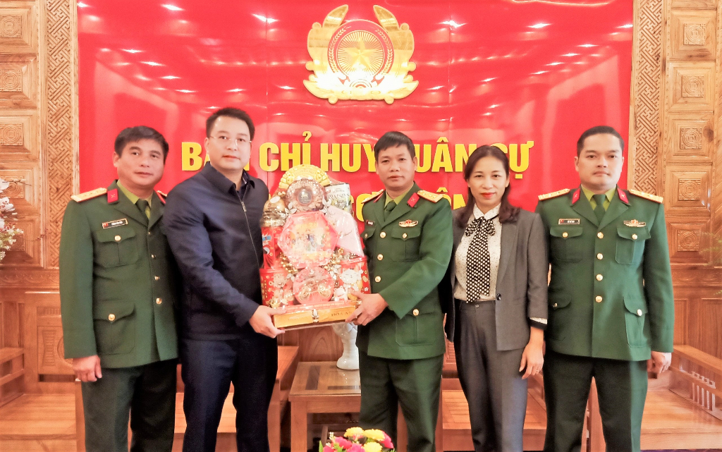 Bí thư Huyện uỷ  Ngụy Văn Tuyên thăm, chúc Tết Ban Chỉ huy Quân sự huyện