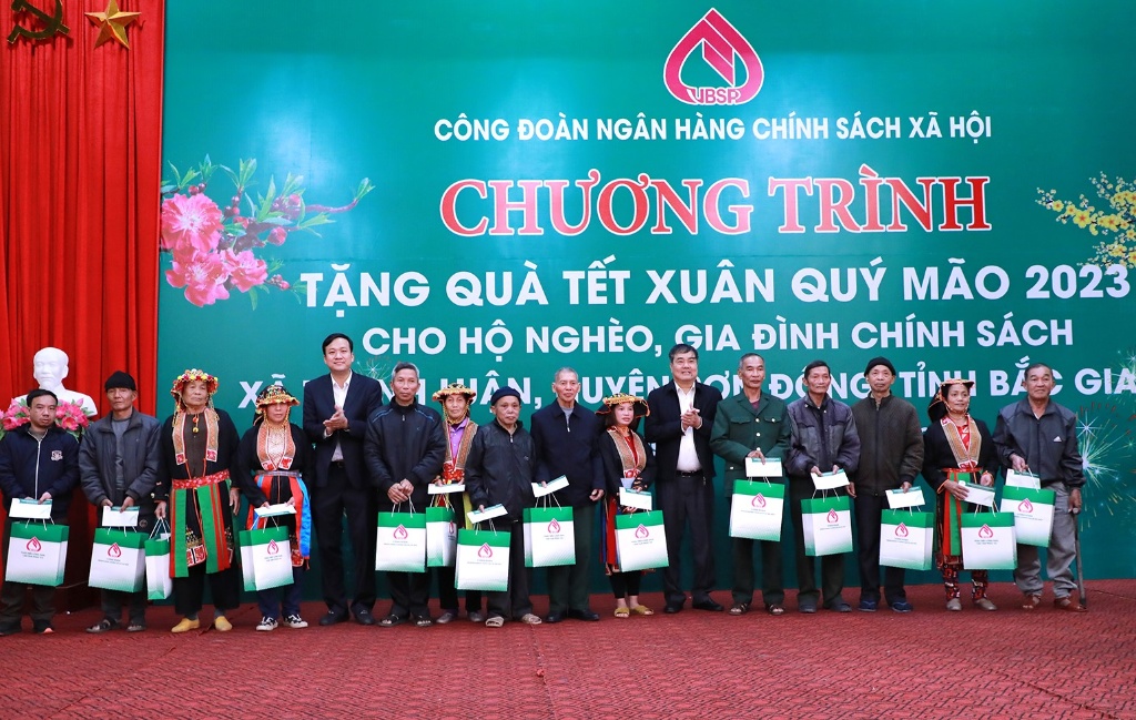 Ngân hàng CSXH Việt Nam tặng quà Tết cho hộ nghèo, gia đình chính sách huyện Sơn Động