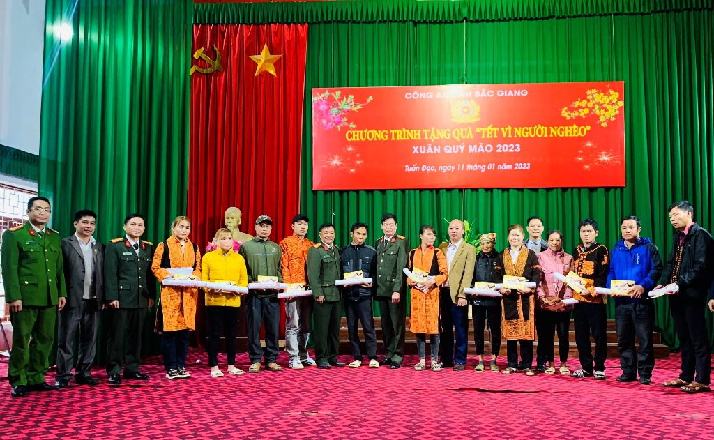 Công an tỉnh trao quà tết cho hộ nghèo có hoàn cảnh khó khăn tại xã Yên Định và Tuấn Đạo