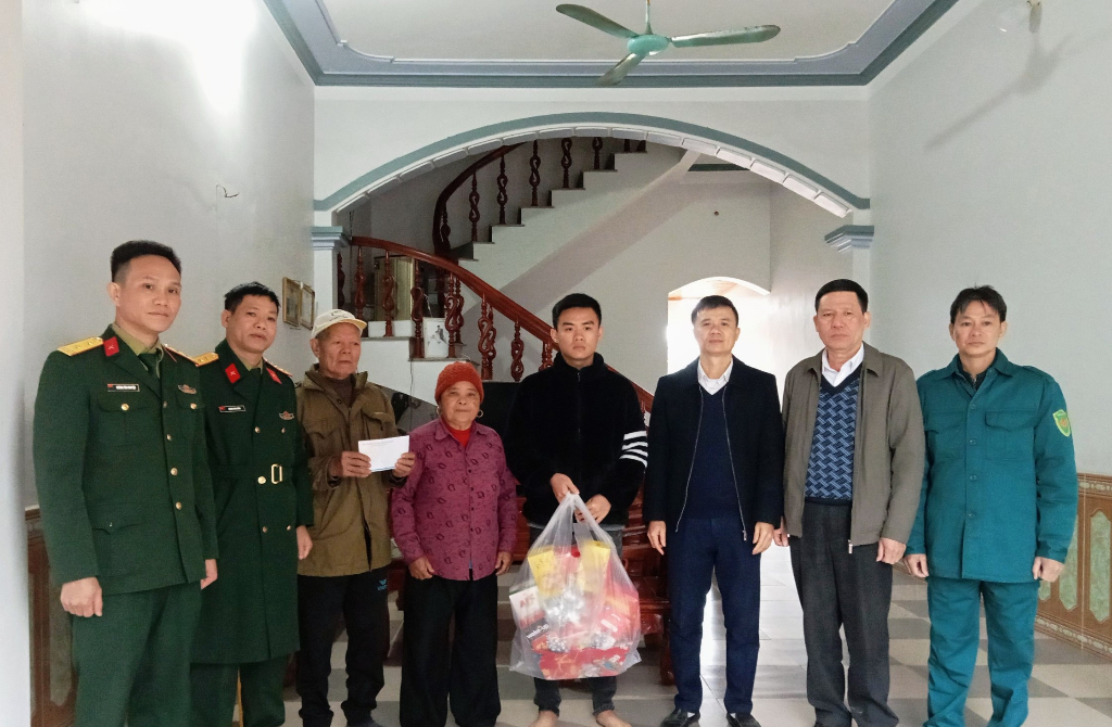 Thượng tá Hoàng Văn Ngân thăm, tặng quà thanh niên có hoàn cảnh khó khăn sẵn sàng nhập ngũ