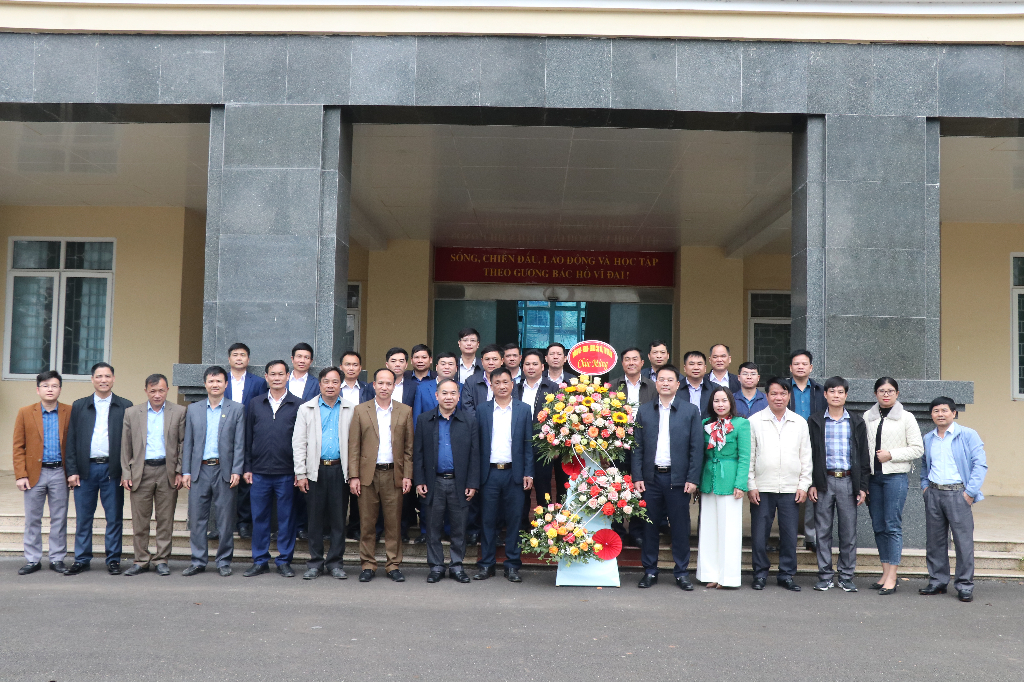 Các đoàn đại biểu chúc mừng Huyện ủy nhân kỷ niệm 93 năm ngày thành lập Đảng Cộng sản Việt Nam