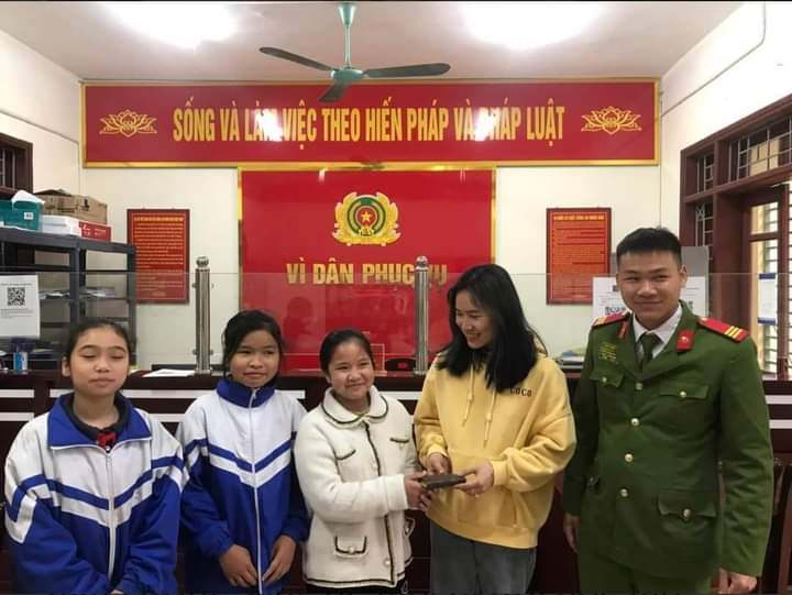 Học sinh Trường Tiểu học thị trấn Tây Yên Tử nhặt được của rơi trả lại người bị mất