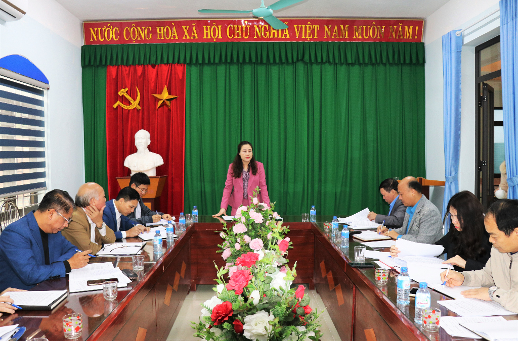 Phó Chủ tịch HĐND huyện Chu Thị Toan yêu cầu các địa phương, chủ rừng thiết lập hồ sơ quản lý rừng tự nhiên liền kề với rừng sản xuất