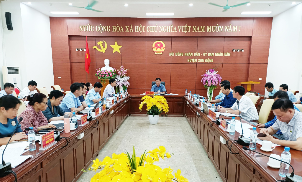 UBND huyện Sơn Động họp phiên Thường kỳ tháng 4
