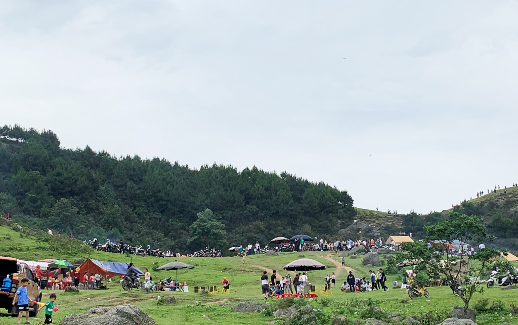 Bắc Giang: Hàng nghìn du khách đến Khu du lịch Đồng Cao