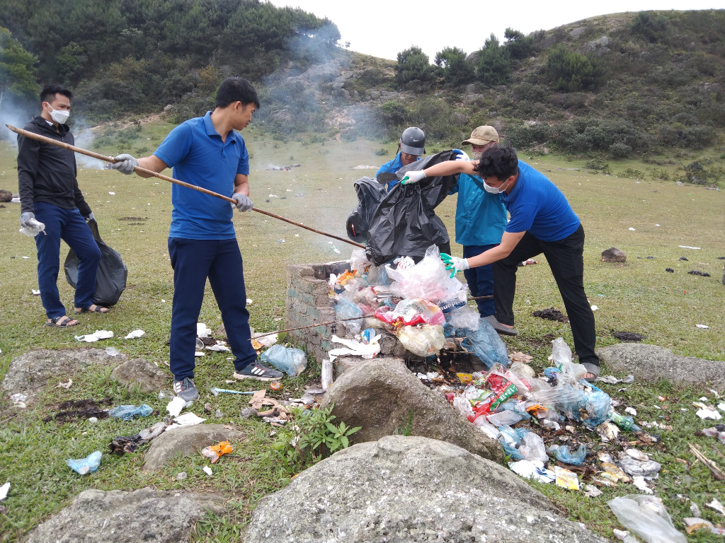 Sơn Động: Hơn 100 tình nguyện viên tham gia dọn rác tại Đồng Cao