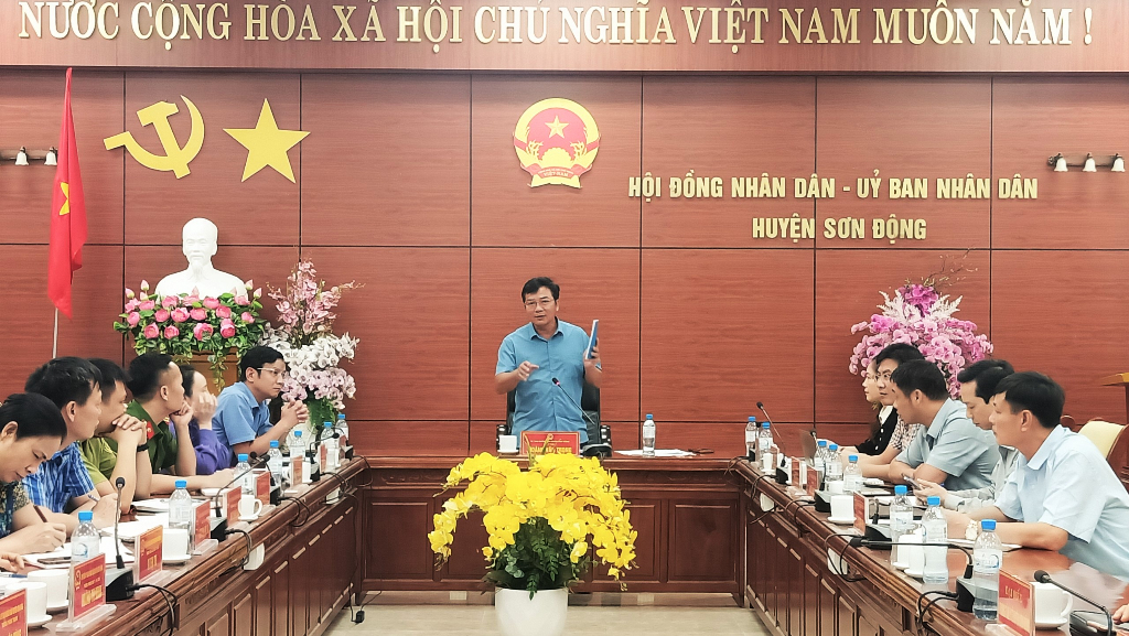 Chủ tịch UBND huyện Hoàng Văn Trọng giao ban với thủ trưởng các cơ quan, đơn vị, xã, thị trấn