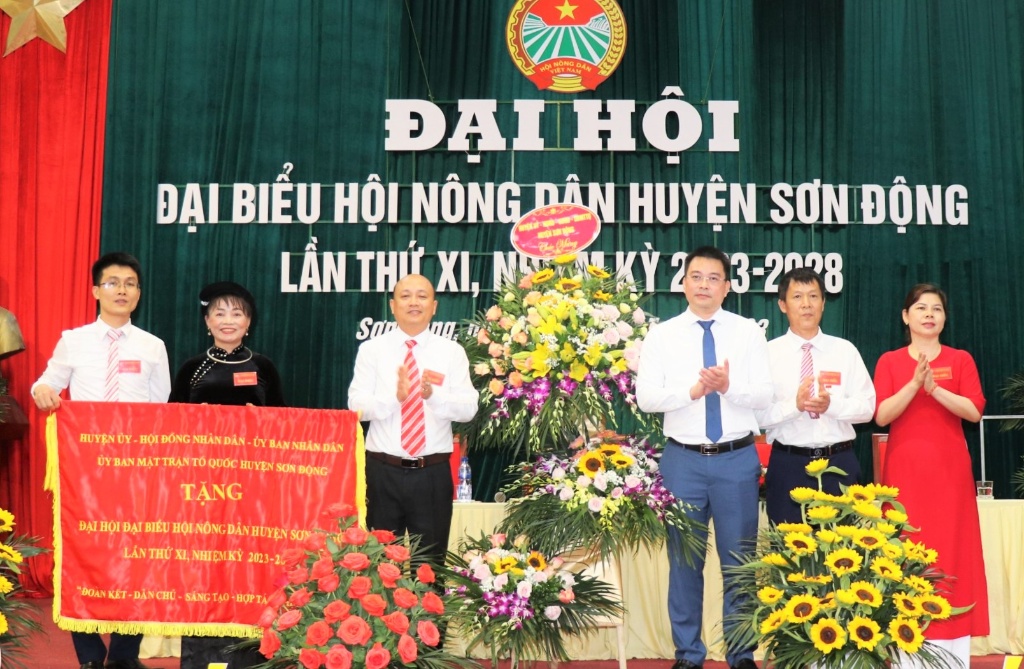 Bầu 27 đồng chí vào Ban Chấp hành Hội Nông dân huyện Sơn Động khóa XI