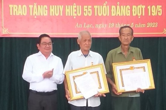 Trưởng Ban Tổ chức Huyện uỷ Nguyễn Văn Hồng trao Huy hiệu 55 tuổi Đảng tại xã An Lạc