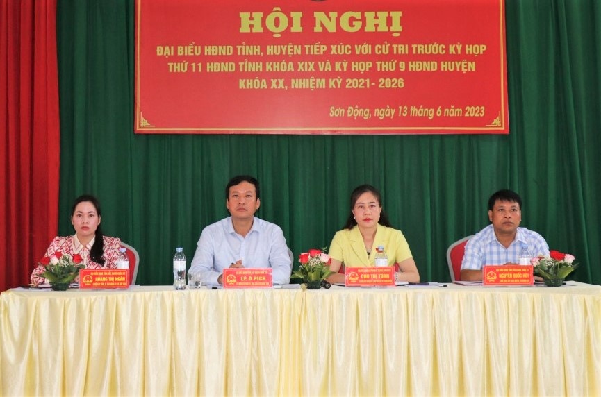 Phó Chủ tịch UBND tỉnh Lê Ô Pích tiếp xúc cử tri huyện Sơn Động