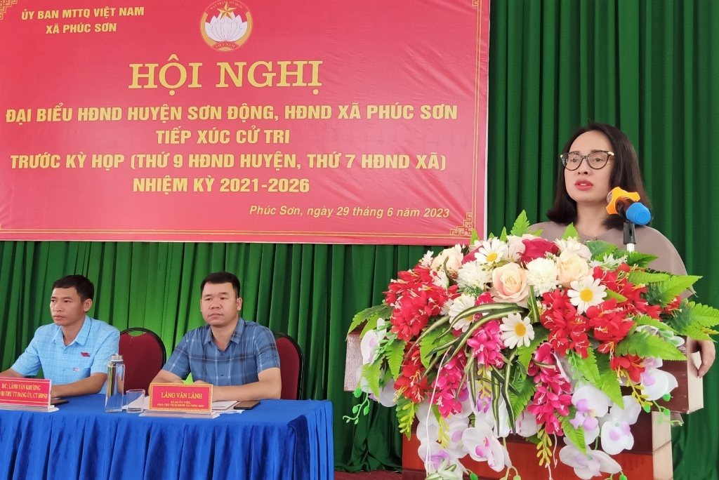 Phó Chủ tịch UBND huyện Tống Thị Hương Giang tiếp xức cử tri trước kỳ họp thứ 9 tại xã Phúc Sơn
