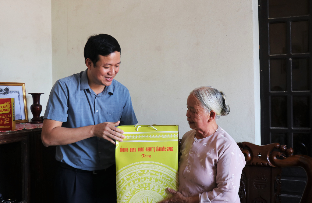 Phó Chủ tịch UBND tỉnh Lê Ô Pích thăm, tặng quà người có công tiêu biểu huyện Sơn Động