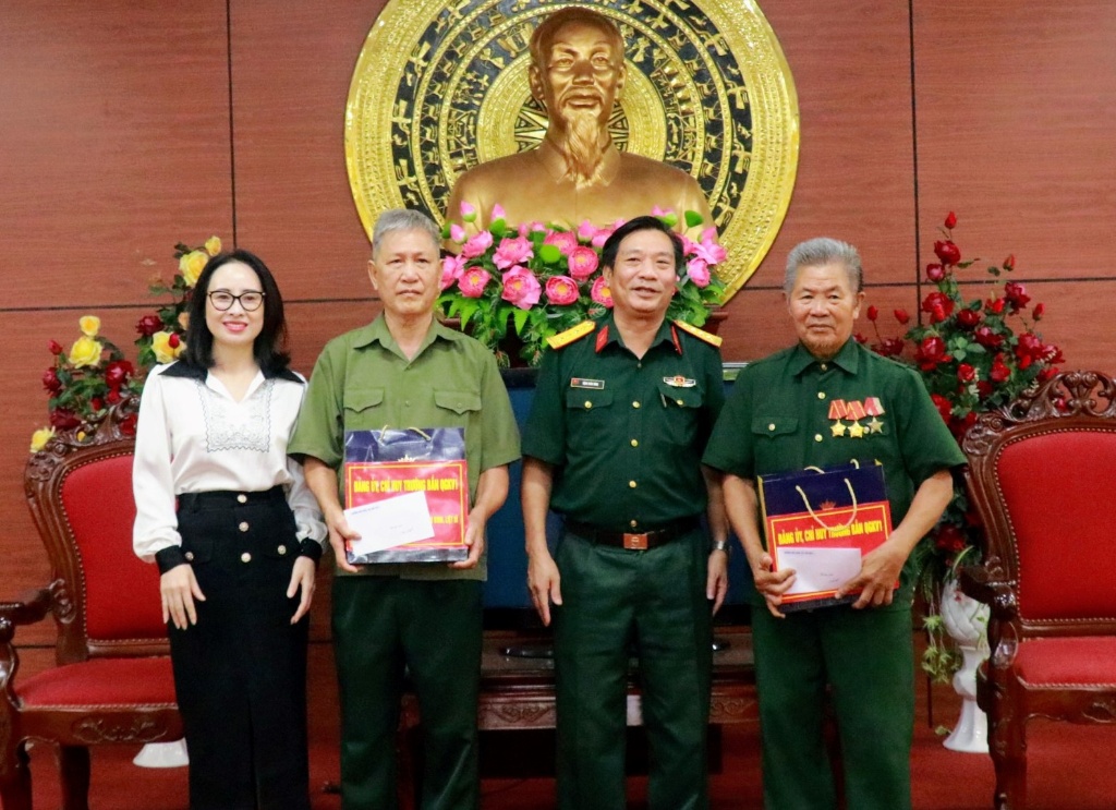 Trường bắn Quốc gia Khu vực I tặng quà cho  người có công huyện Sơn Động