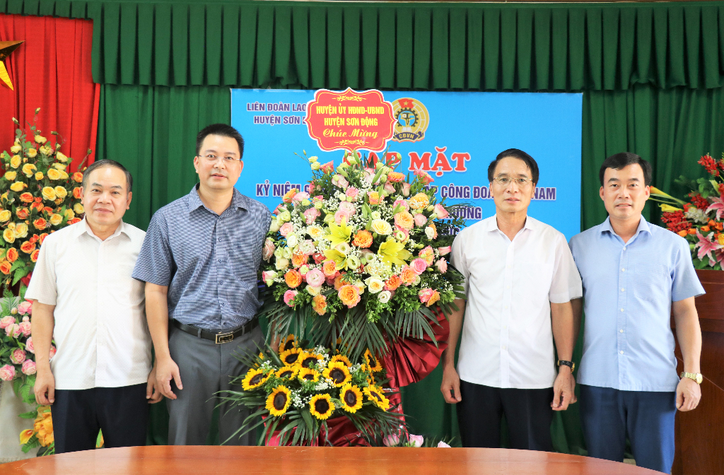 Lãnh đạo huyện Sơn Động chúc mừng Liên đoàn Lao động huyện nhân ngày truyền thống