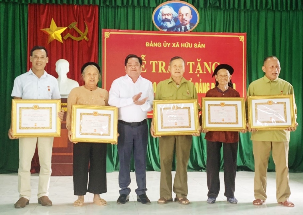Trưởng Ban Tổ chức Huyện ủy trao Huy hiệu Đảng tại xã Hữu Sản