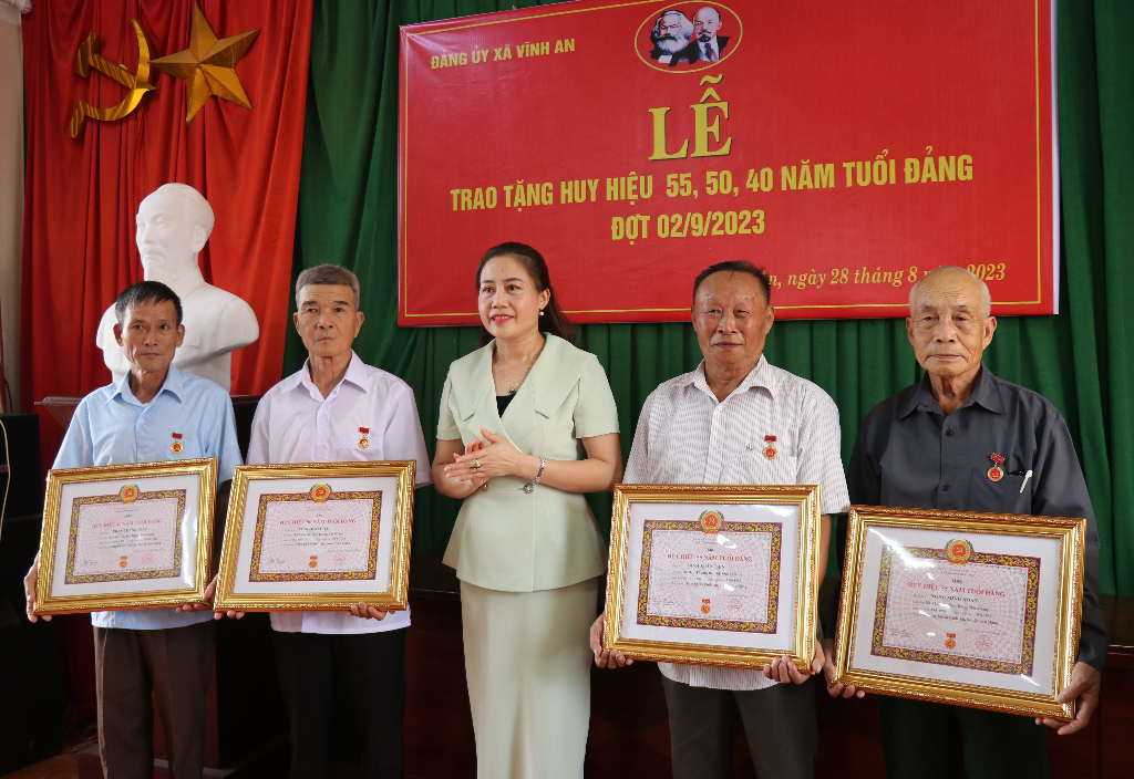 Phó Chủ tịch HĐND huyện Chu Thị Toan trao Huy hiệu Đảng cho đảng viên lão thành xã Vĩnh An