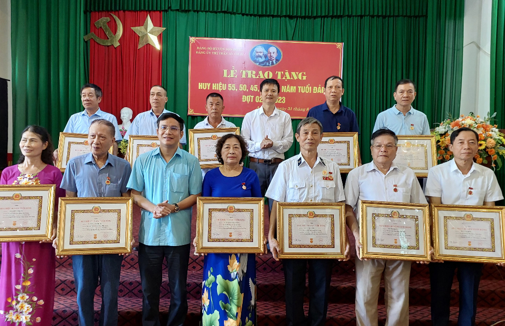 Đồng chí Lê Đức Thắng, Phó Chủ tịch Thường trực UBND huyện trao Huy hiệu Đảng cho đảng viên lão thành thị trấn An Châu