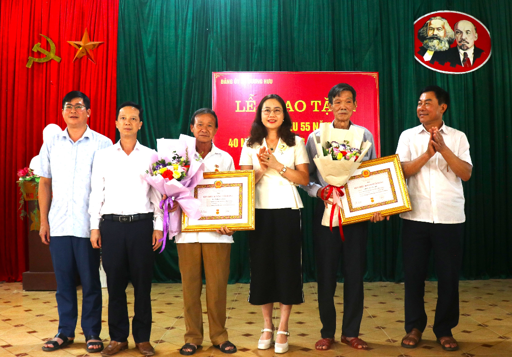 Đồng chí Chu Thị Toan, Phó chủ tịch HĐND huyện trao huy hiệu Đảng cho đảng viên xã Long Sơn và Dương Hưu
